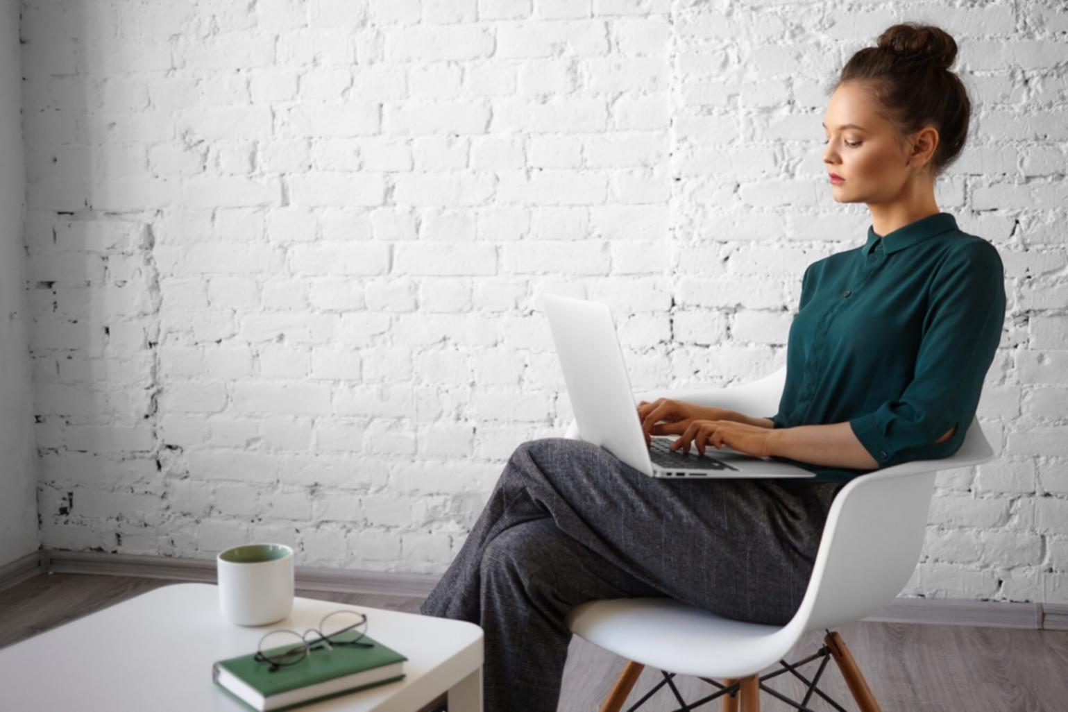 Teilnehmer bei der Arbeit mit Finanzunterlagen und Buchhaltungssoftware