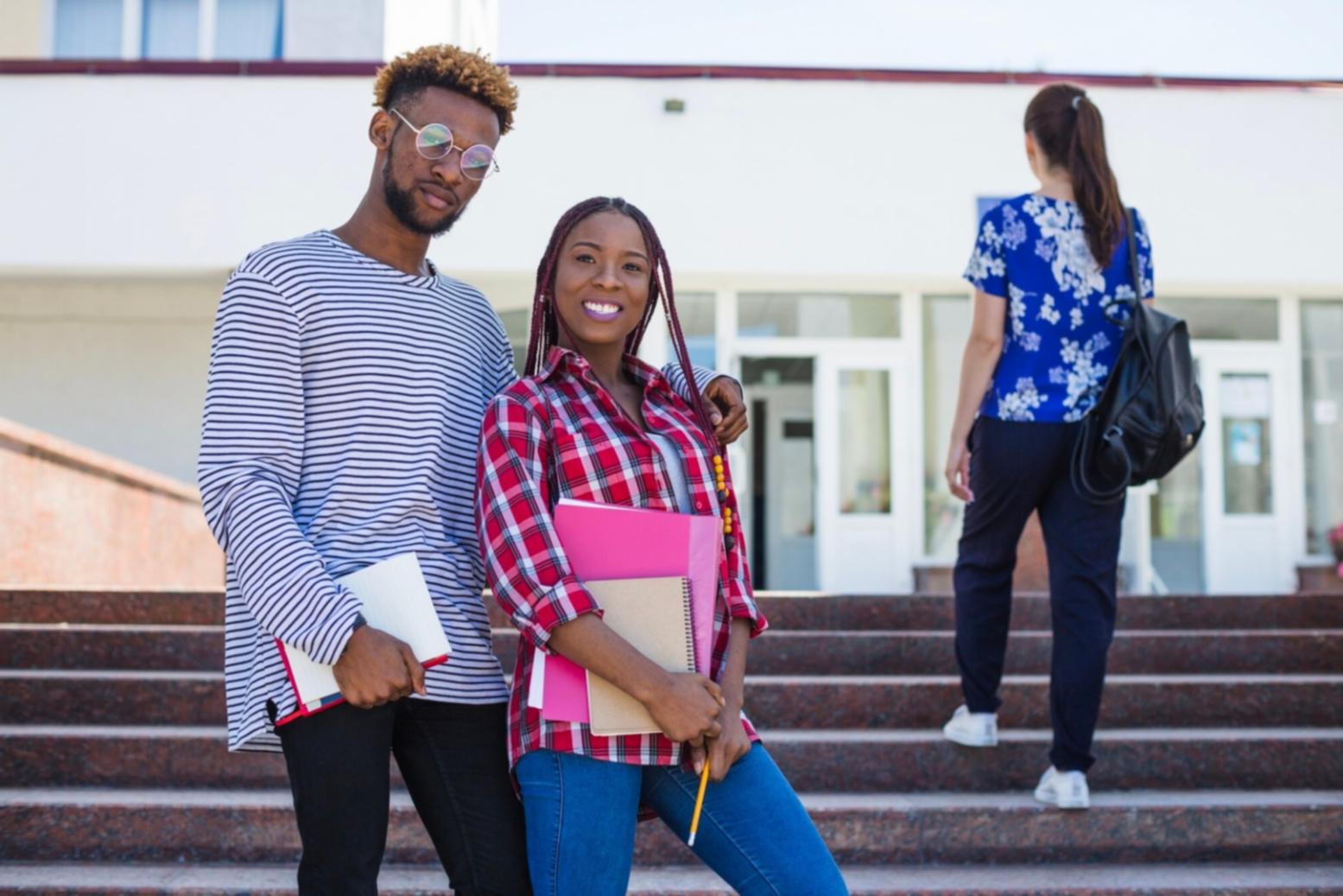 Moderne Büroumgebung mit Finanzunterlagen und Computer