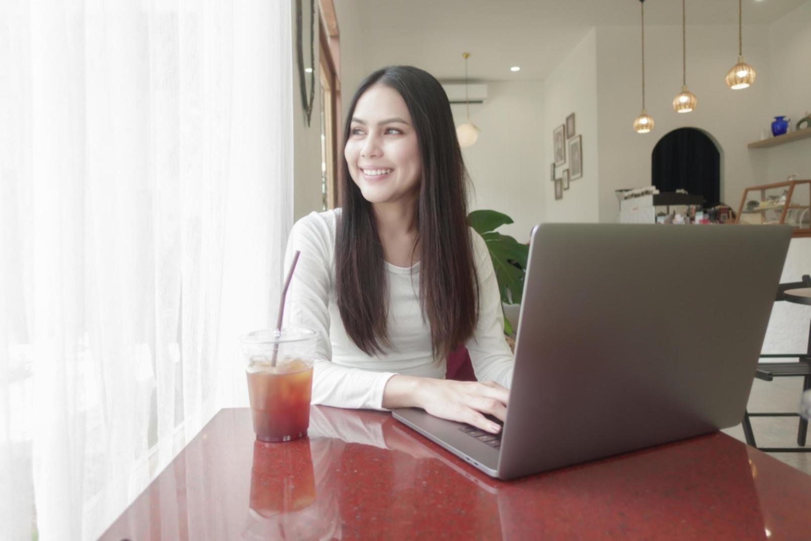 Finanzunterlagen und Buchführungsmaterialien auf einem Schreibtisch